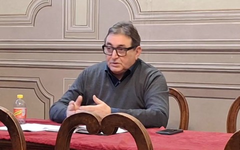 Decoro urbano e sostenibilità: al via il nuovo servizio di raccolta abiti usati