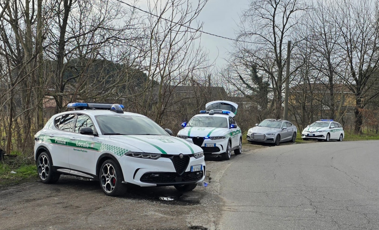 Uomo sui binari, interviene la Polizia Locale