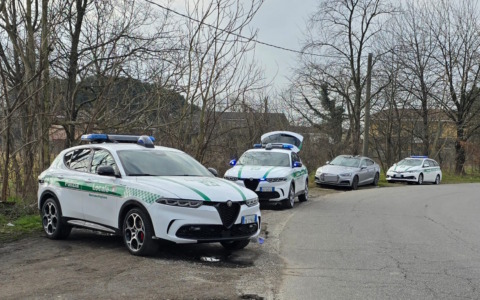 Uomo sui binari, interviene la Polizia Locale