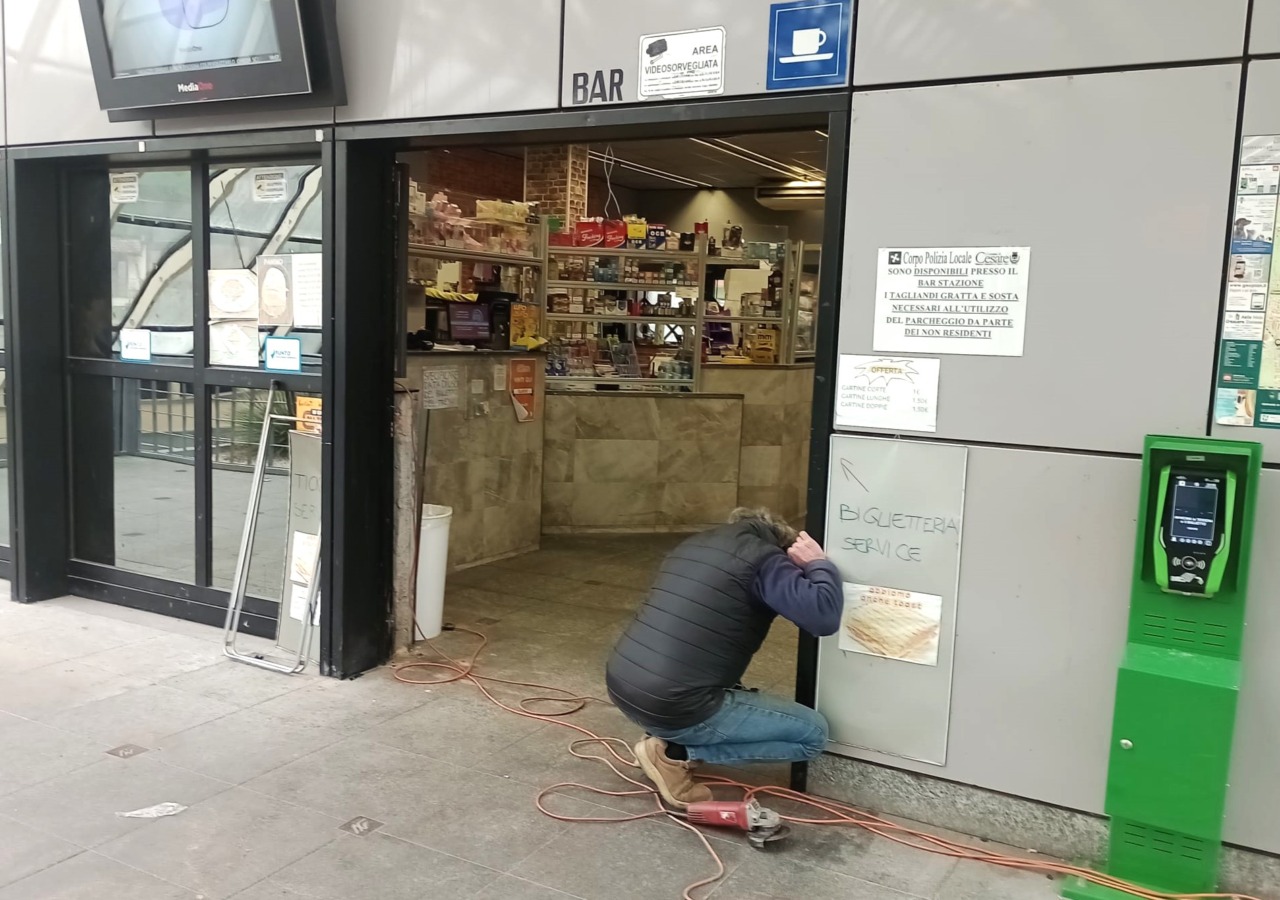 Colpo con spaccata al bar della stazione