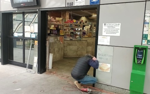 Colpo con spaccata al bar della stazione