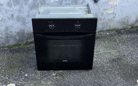 Abbandona un forno per strada: rintracciato e denunciato