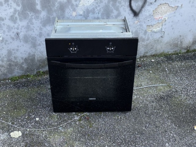 Abbandona un forno per strada: rintracciato e denunciato