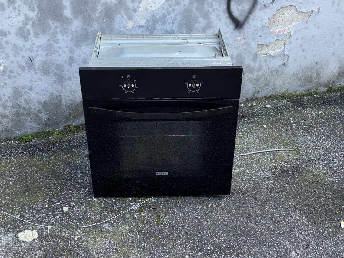 Abbandona un forno per strada: rintracciato e denunciato
