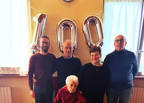 Fiori, una targa, videomessaggi dei sindaci di Rho e di Sassoferrato per i 100 anni di Giulia Guerra