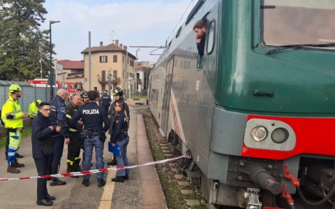 Trentenne finisce sotto il treno: trasportato in ospedale in elisoccorso