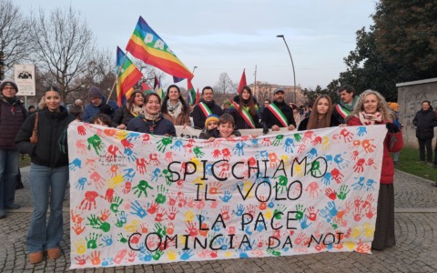 In piazza in difesa della pace e dei diritti umani