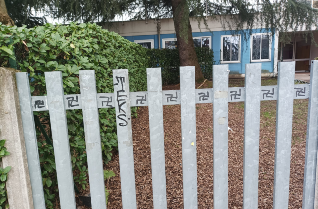 Svastiche naziste sulla cancellata della scuola media