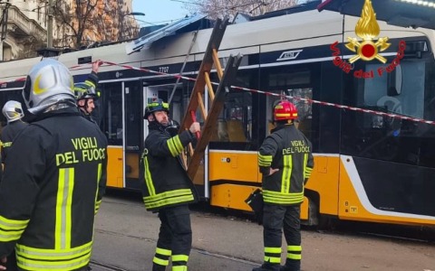 Deraglia un tram a Milano: un morto e almeno 25 feriti