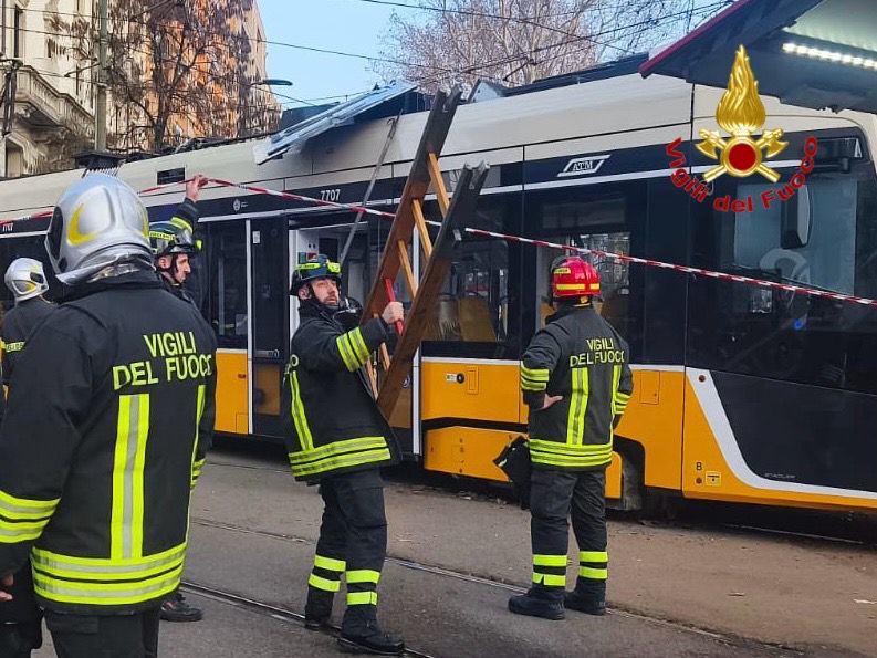 Deraglia un tram a Milano: un morto e almeno 25 feriti