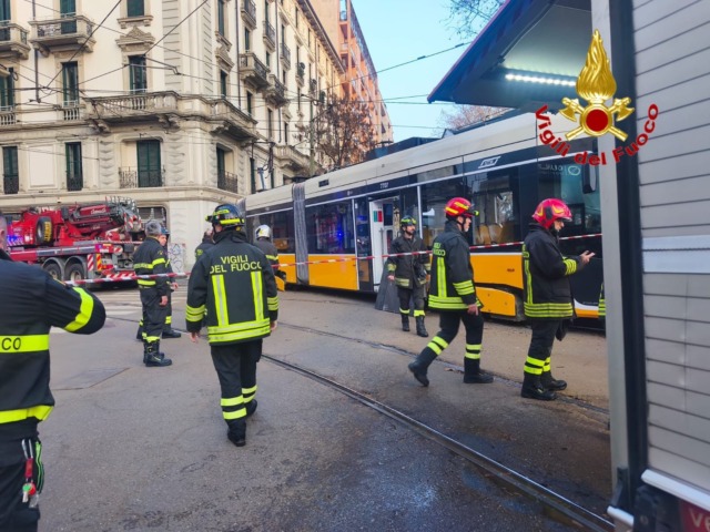 Tram deragliato a Milano: due morti e 48 feriti. Sala: “Una delle vittime abitava ad Abbiategrasso”