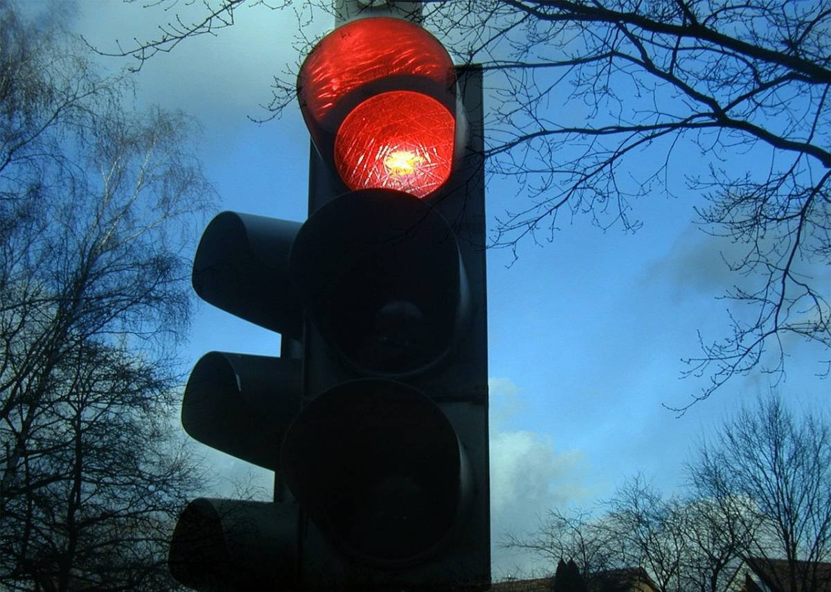 Passa undici volte con il semaforo rosso: individuato, le paga tutte assieme