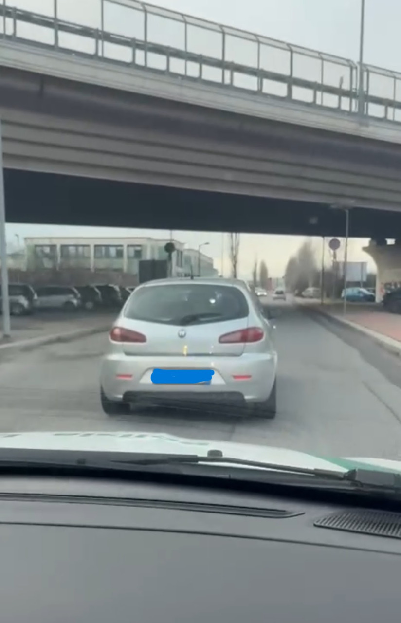 Fugge in auto dagli agenti e poi ne ferisce uno: arrestato