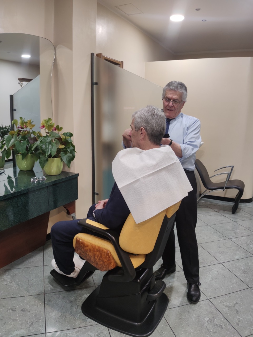 Lo storico parrucchiere abbassa la serranda dopo 56 anni