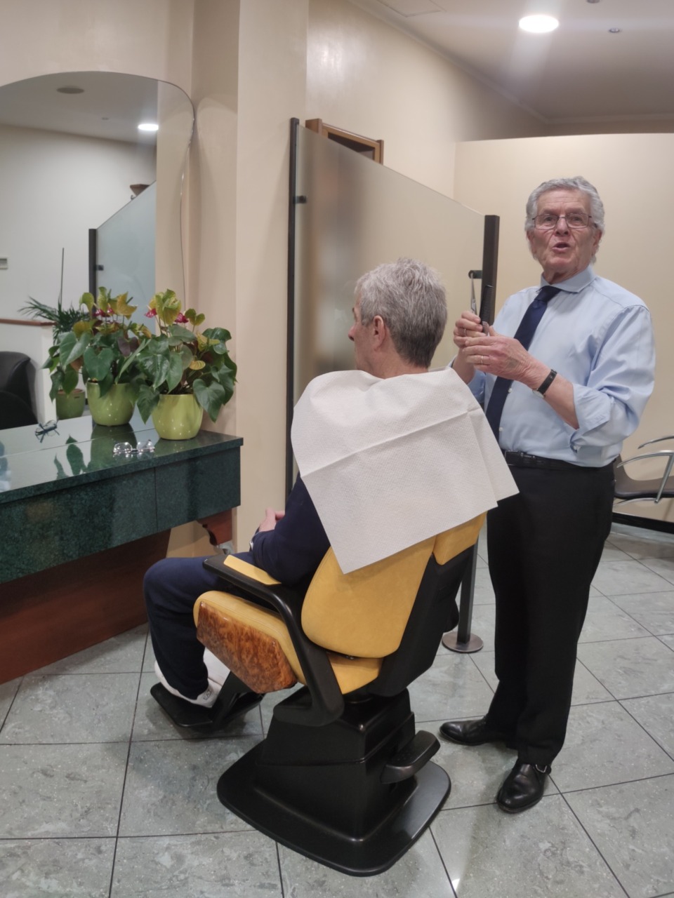 Lo storico parrucchiere abbassa la serranda dopo 56 anni