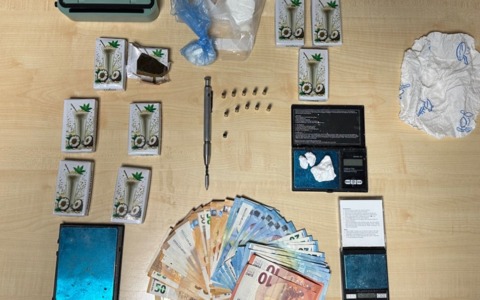 Nascosto in un box oltre un chilo di droga e una “penna-pistola”