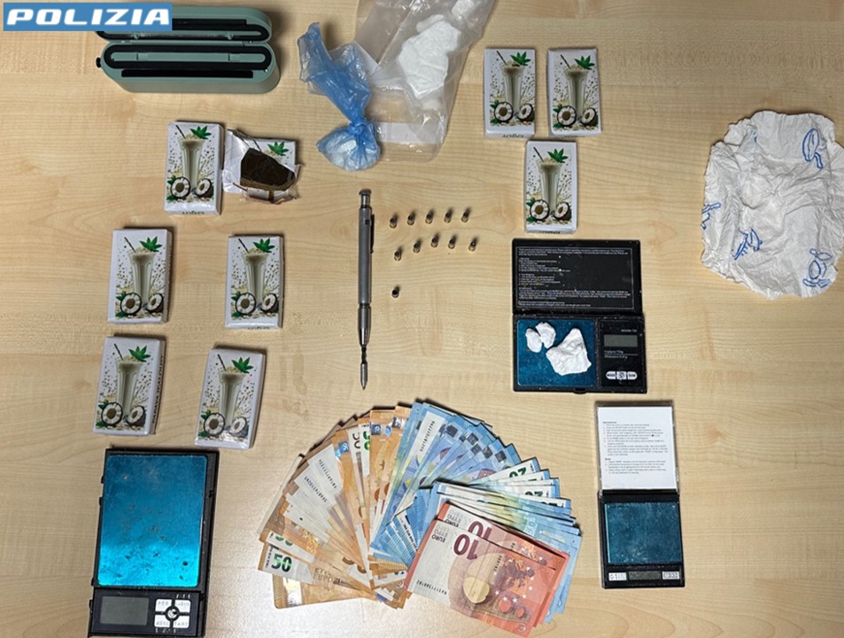 Nascosto in un box oltre un chilo di droga e una “penna-pistola”