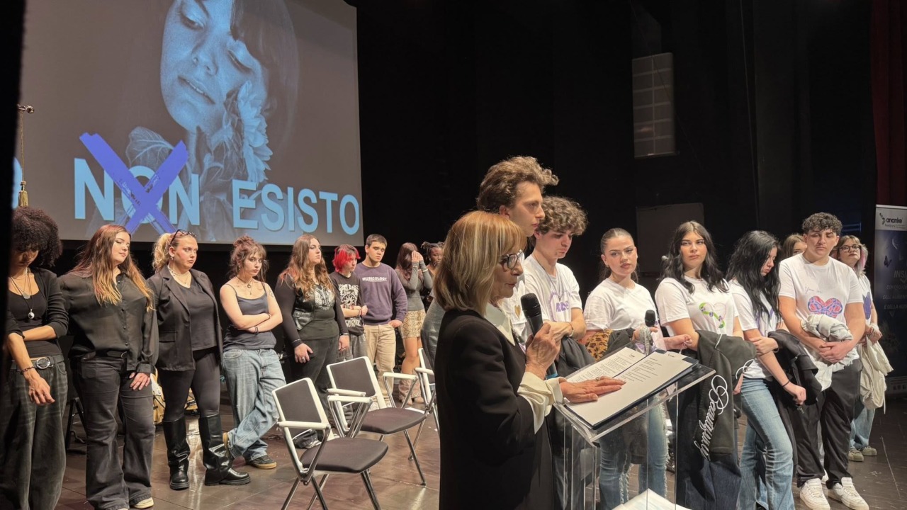 Disturbi del comportamento alimentare: dopo la serata a teatro, ora una mostra