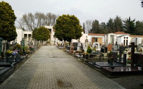 Il sopralluogo al cimitero si è trasformato in scontro politico