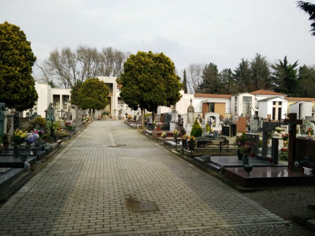 Il sopralluogo al cimitero si è trasformato in scontro politico