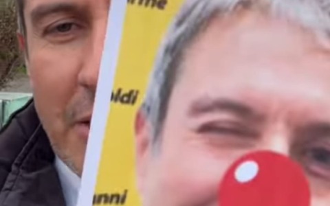 Like delle insegnanti alla foto del sindaco col naso da clown: “E’ questa la scuola che volete?”