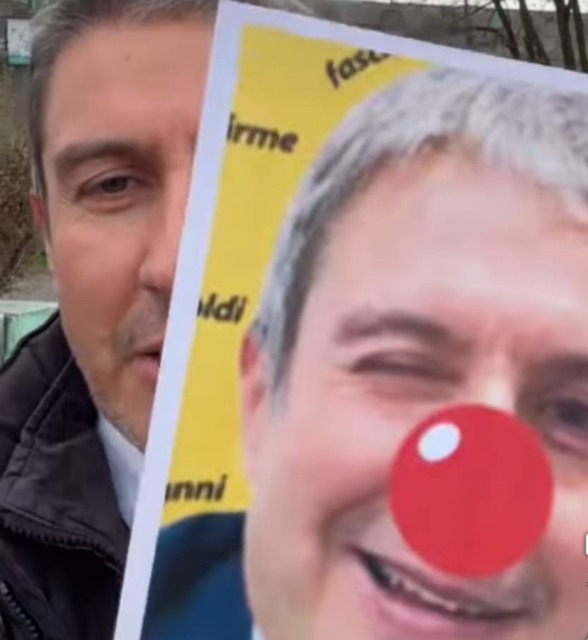 Like delle insegnanti alla foto del sindaco col naso da clown: “E’ questa la scuola che volete?”