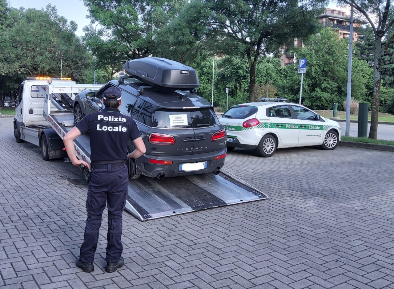 Senza patente guida un’auto sotto sequestro: fermato dalla Polizia Locale