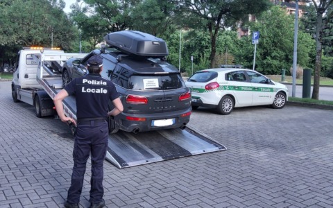 Senza patente guida un’auto sotto sequestro: fermato dalla Polizia Locale
