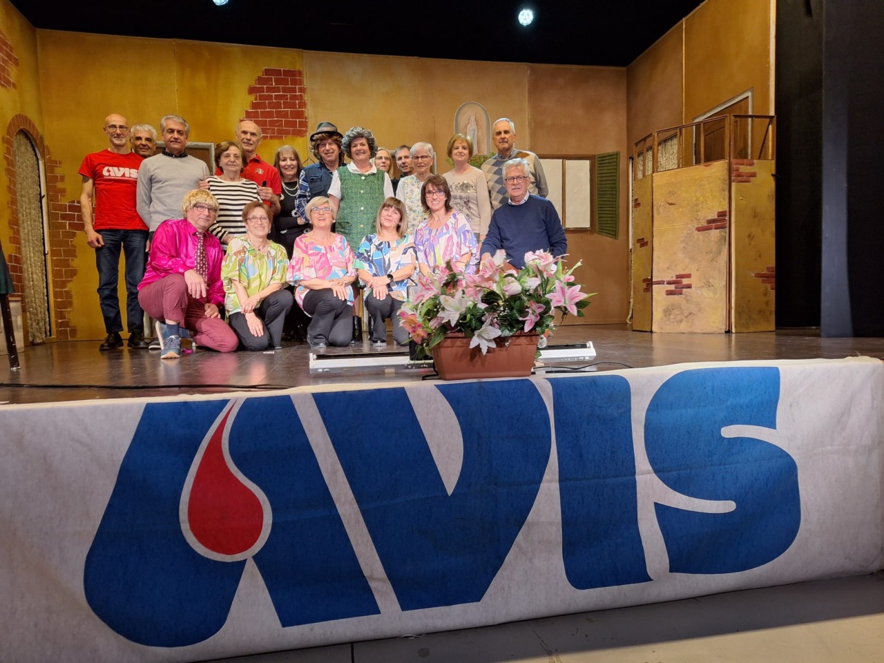 “Quelli dell’arcobaleno” a teatro per raccogliere fondi