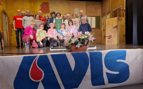 “Quelli dell’arcobaleno” a teatro per raccogliere fondi