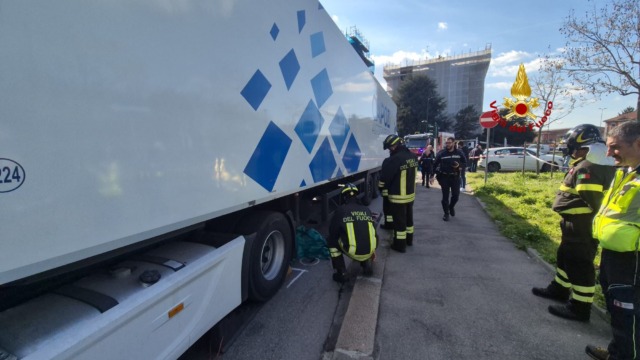 Incidente mortale: pedone investito da un Tir