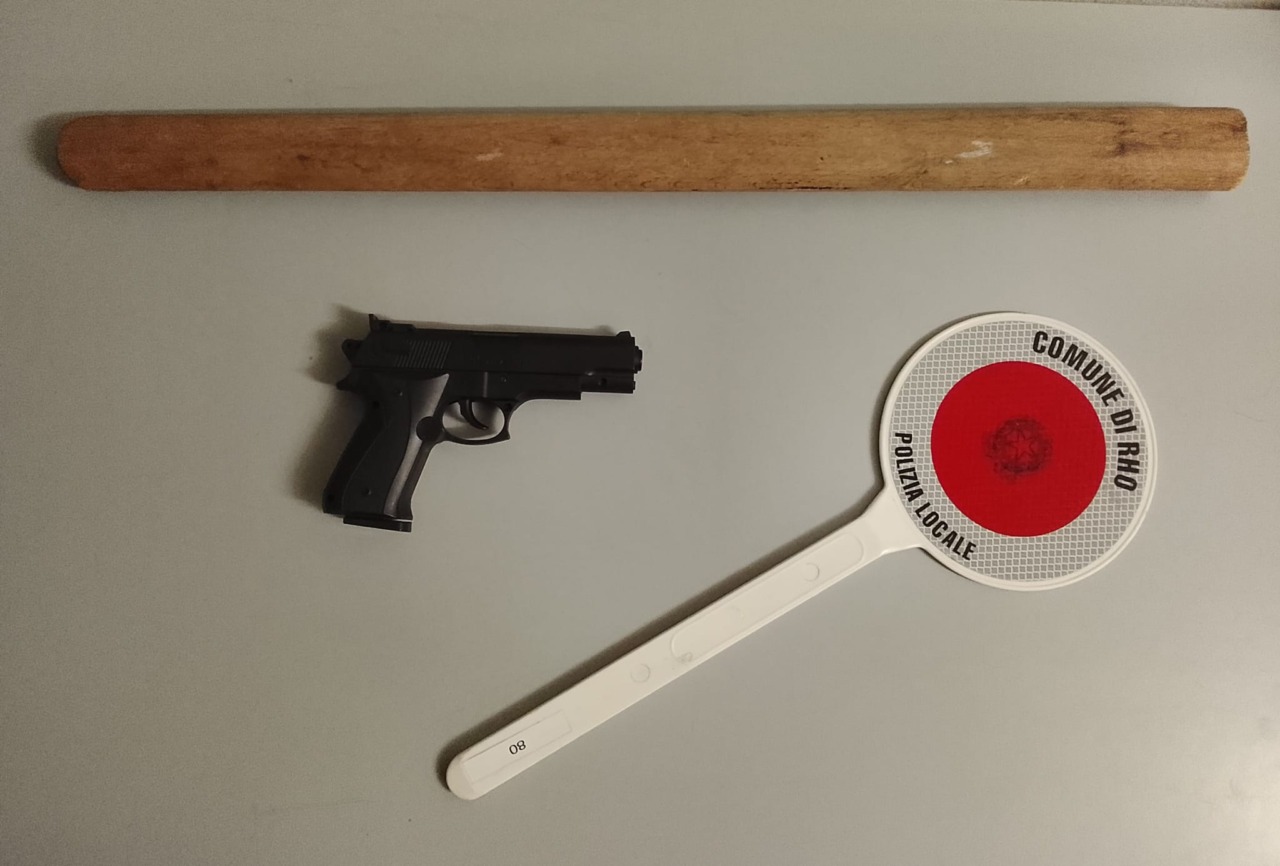 Rissa in strada fra tre persone: spunta anche una finta pistola