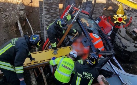 Cade con la ruspa in un fosso: operaio trasportato in ospedale
