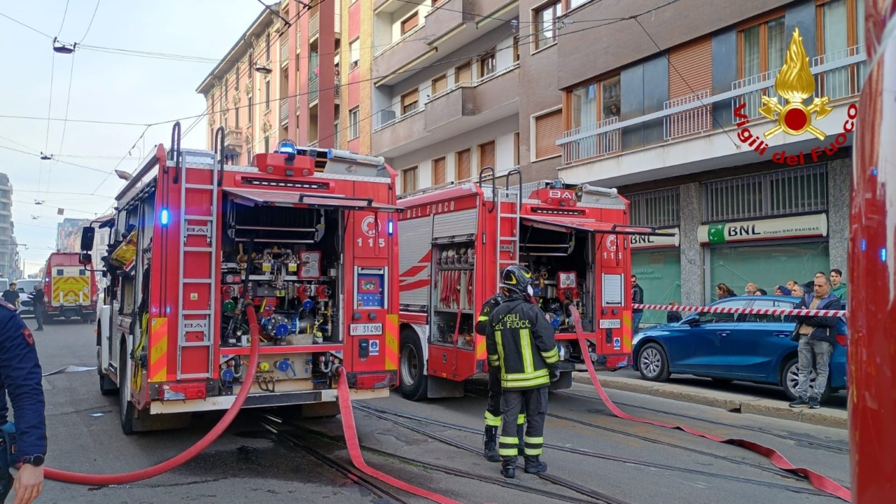 Palazzina in fiamme in via Menabrea, 30 Vigili del Fuoco contro le fiamme