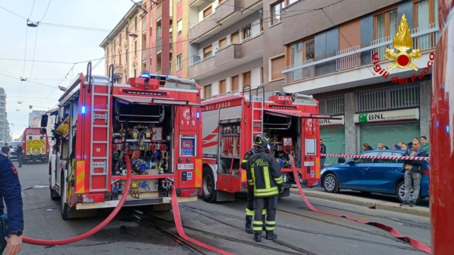 Palazzina in fiamme in via Menabrea, 30 Vigili del Fuoco contro le fiamme