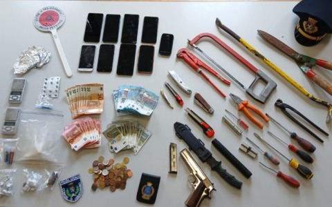 Sgombero  alle case Aler: arrestato 21enne con droga e armi