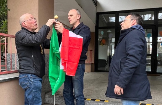 La bandiera tricolore torna a svettare sulla scuola