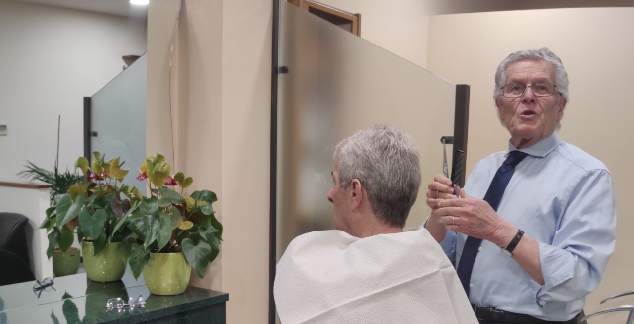 Lo storico parrucchiere abbassa la serranda dopo 56 anni