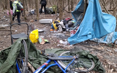 Ripulito il “Bosco della droga”: rimossi rifiuti e bivacchi degli spacciatori