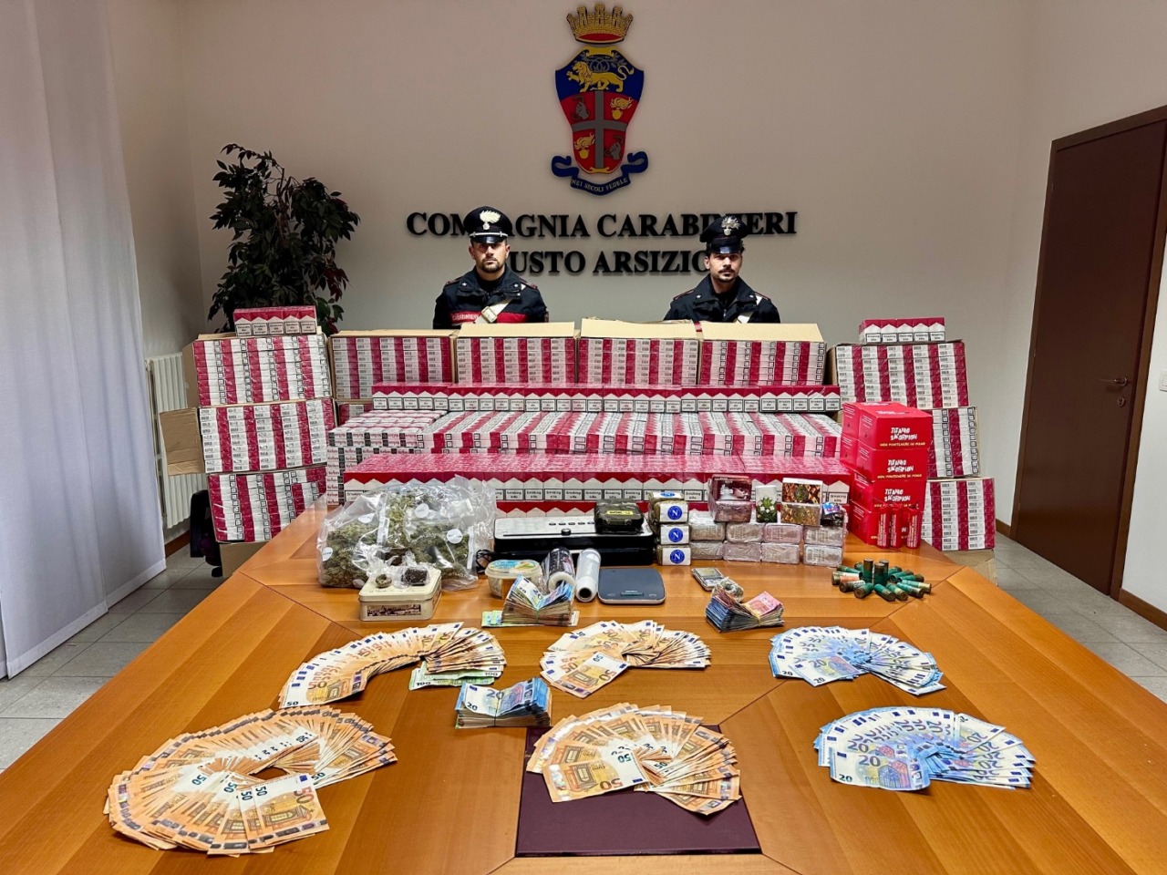 Maxi sequestro di sigarette di contrabbando e quasi otto chili di droga