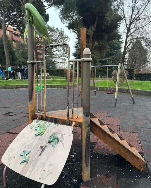 Presi due minorenni che danneggiavano i giochi nei parchi