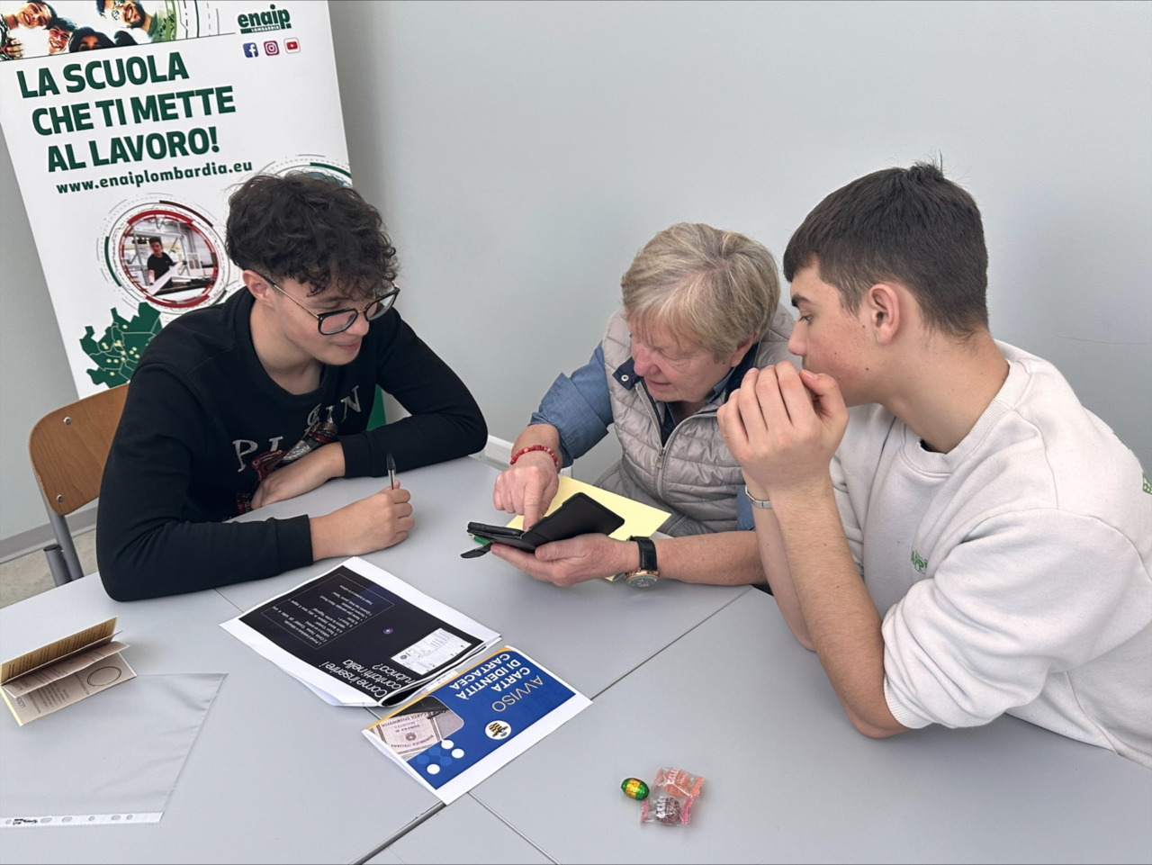 Al via il “Patentino nonni smartphone” grazie ai giovani dell’Enaip