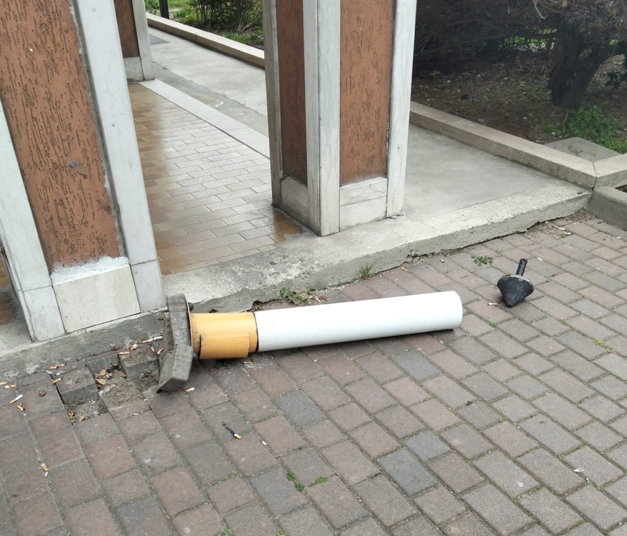 Spegni-sigarette in piazza definitivamente… abbattuto