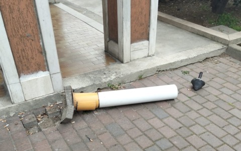 Spegni-sigarette in piazza definitivamente… abbattuto