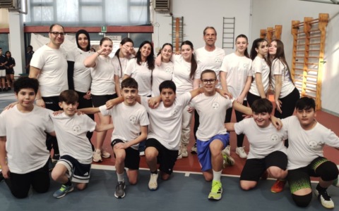 “La pallavolo va a scuola”: la media Fermi vince la fase distrettuale del torneo