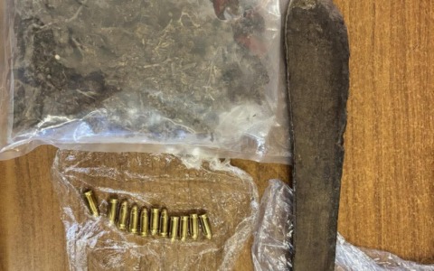 Blitz della Polizia Locale nei boschi di Robecchetto: sequestrati droga, munizioni e persino un machete