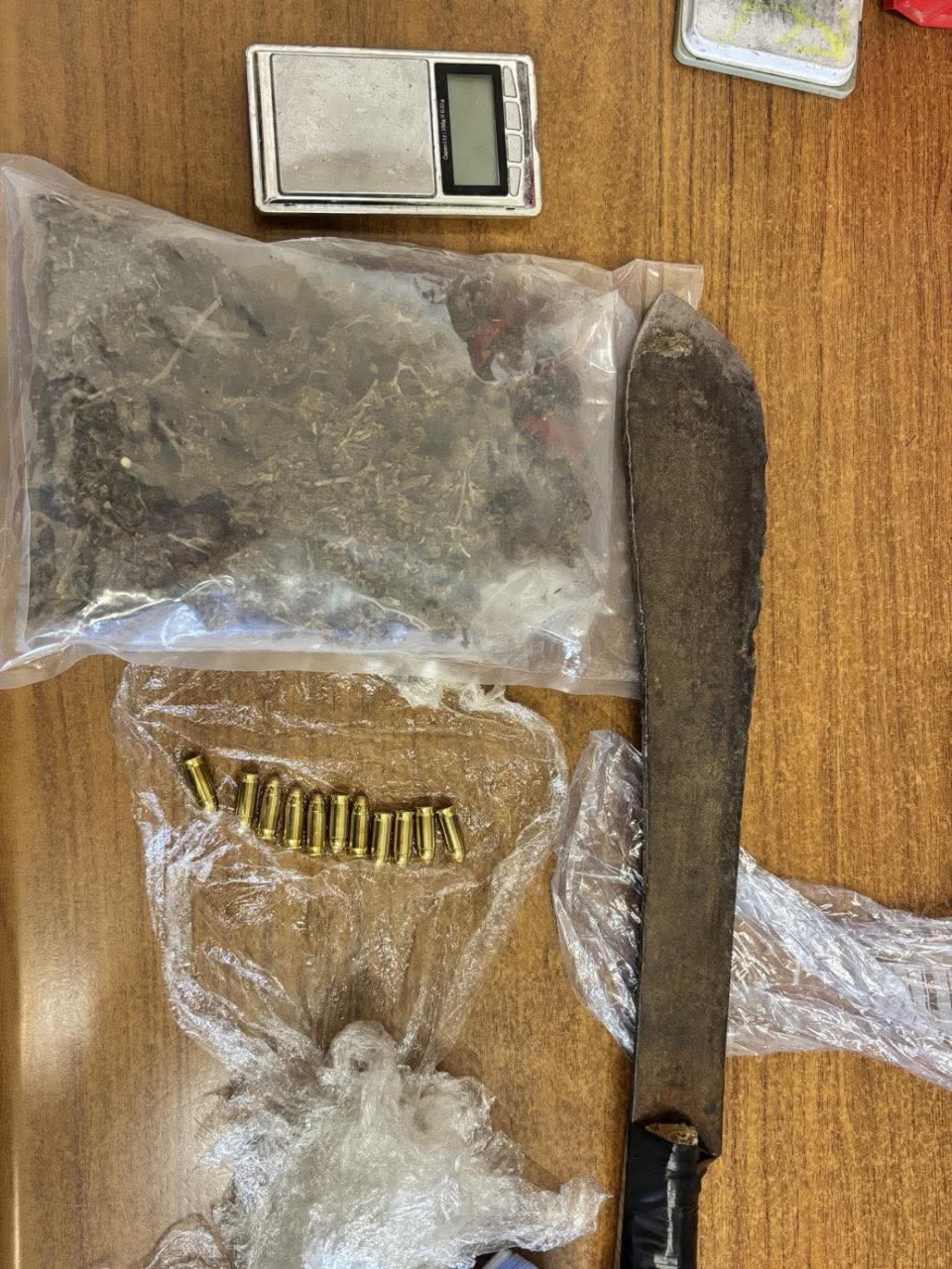 Blitz della Polizia Locale nei boschi di Robecchetto: sequestrati droga, munizioni e persino un machete