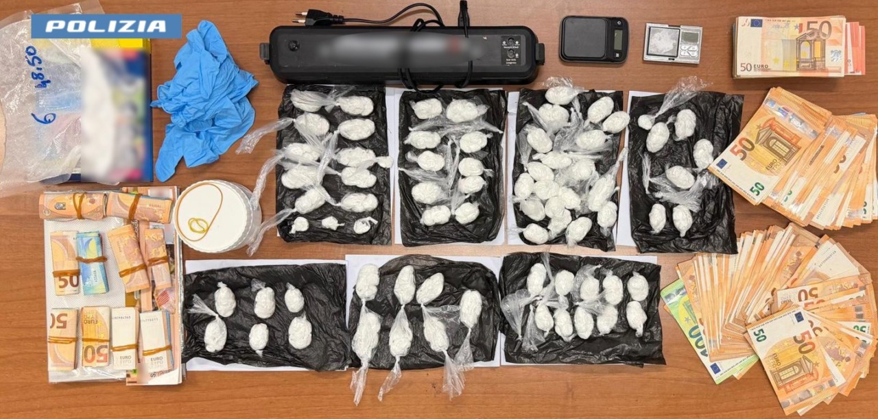 Spacciavano droga in casa: due arresti