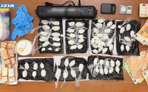 Spacciavano droga in casa: due arresti