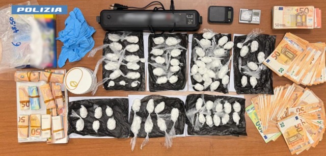 Spacciavano droga in casa: due arresti